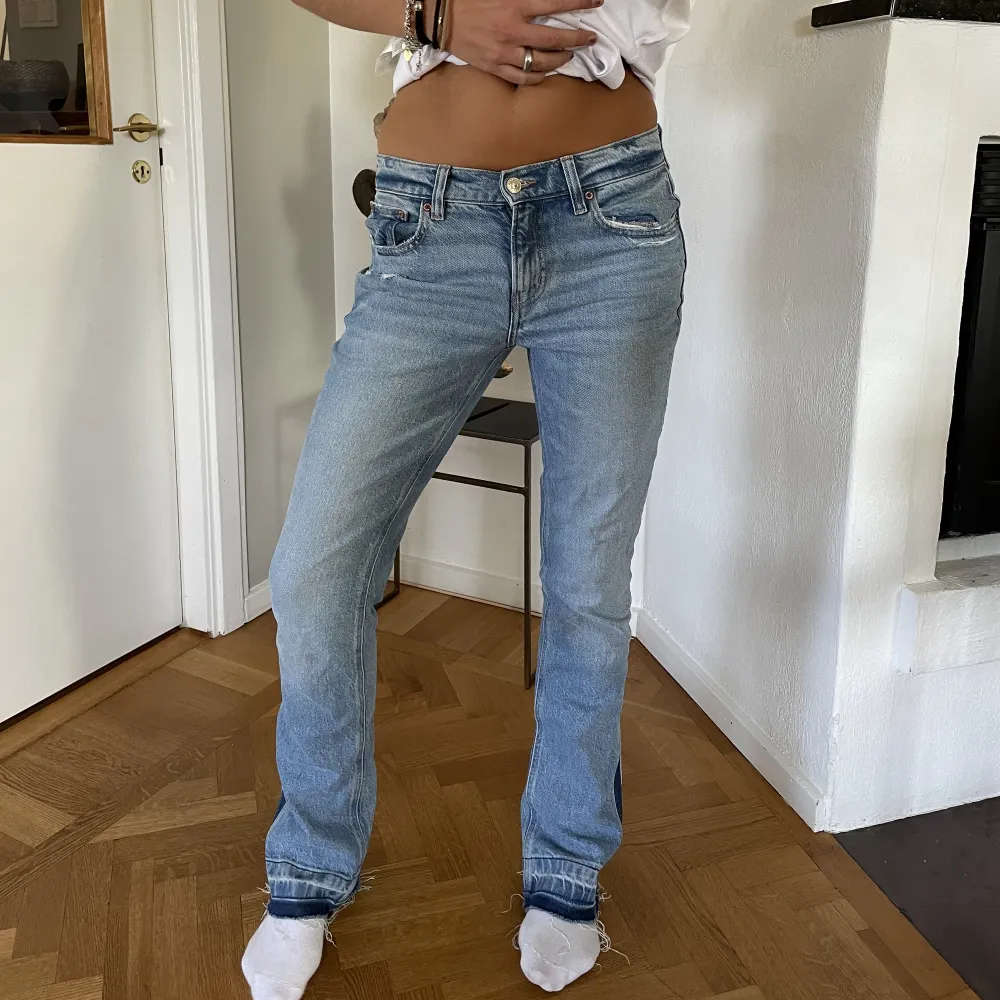 Skit snygga low waist jeans som är en smalare bootcut fit 🙌🙌 är 171. Jeans & Byxor.