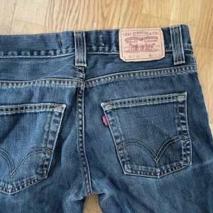 Low waist Levi’s jeans - Jätte fina lågmidjade Levis jeans med längd 32, waist 31. Tyvärr  passar dem inte längre💗