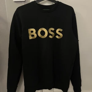 Hugo Boss sweatshirt  - Säljer denna som köptes någonstans i februari 2023, Kvitoo finns ifrån Jd sports. Nypriset på denna är 1499kr. Storleken är S men jag som bär M i allt annat sitter den perfekt på