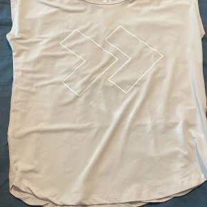 Idrotts tröja  - Min lilla syster har rensat sin gaderob 