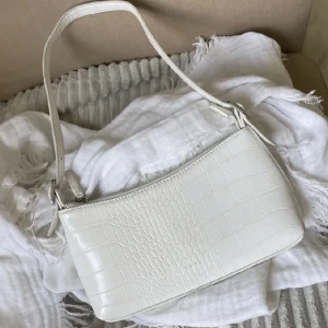 Handväska - Jätte fin vit handväska från na-kd. Säljer pga att den inte kommer till användning. Pris kan diskuteras! Inte min bild