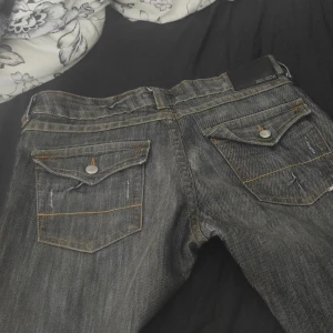 Bootcut jeans lowrise - För lång för mig, strl L men skulle säga att det är en S/M Från bikbok, inga defekter, nyskick Pris kan diskuteras 