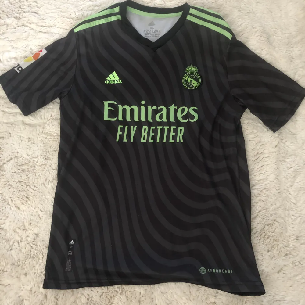 Real Madrid tröja i jätte bra skick storlek XL men passar S och M perfekt. . T-shirts.