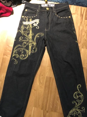 Baggy y2k jeans - Riktigt feta y2k brallor, me coolt tryck o broderi