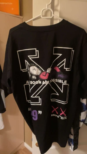 Off white t-shirt - Rensar min gaderob För fler bilder och frågor skriv privat 