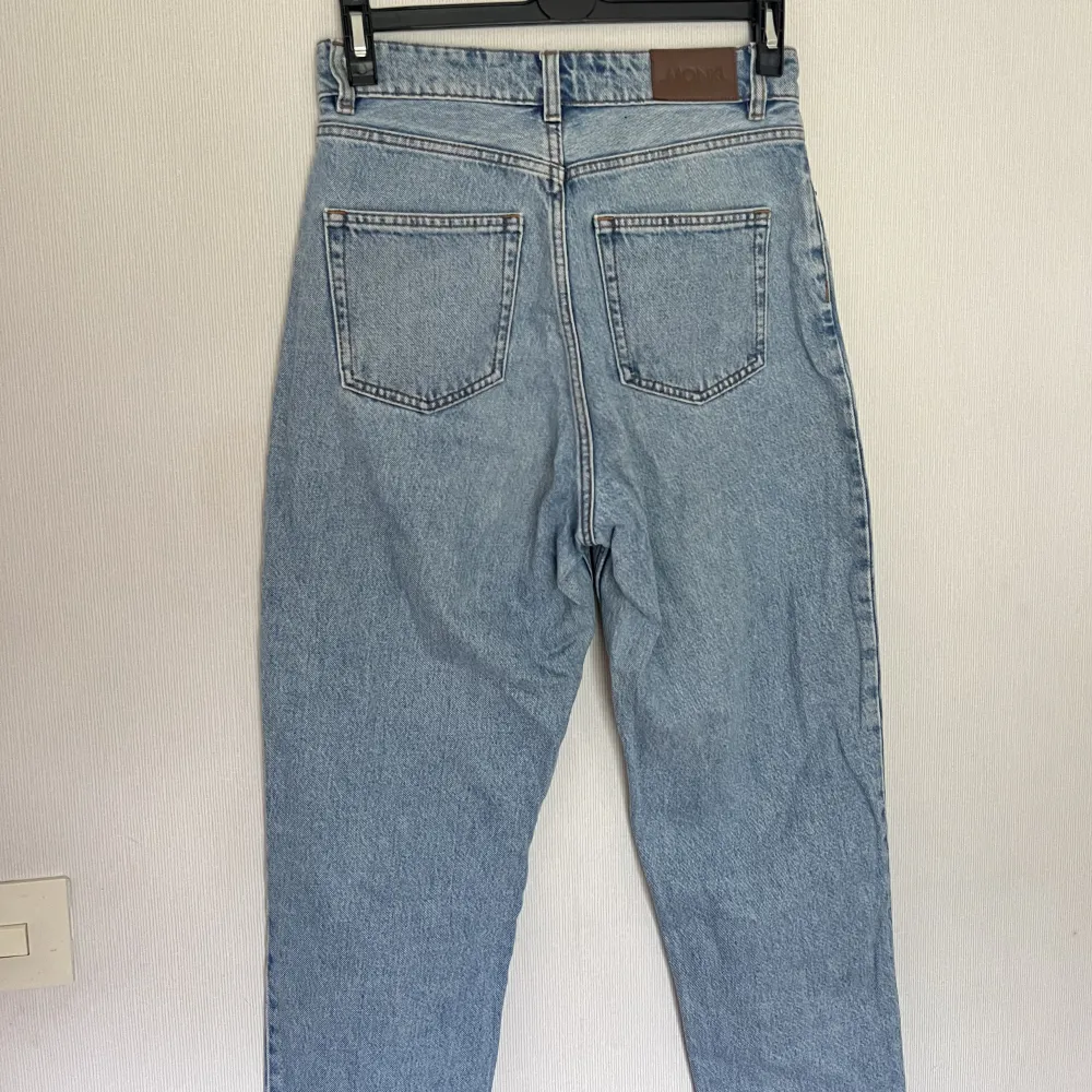 Ett par blåa ”mom jeans” från Monki i storlek S. Använt ett antal gånger men inget direkt tecken på användning så i väldigt gott skick. . Jeans & Byxor.