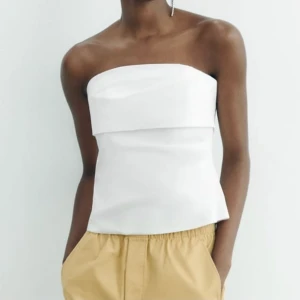 Zara topp - Slutsåld och oanvänd med lappen kvar. Så fin men var osäker o hann inte returnera. Nypris: 329 💖