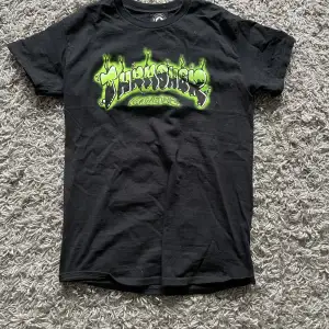 En grön och svart Trasher t shirt i storlek s