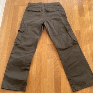 Lågmidjade cargo pants💗 - Säljer ett par lågmidjade cargo pants i storlek 38 då de inte ansvällds och är för korta på mig💕 Har andvänts 5 ggr max 🩷