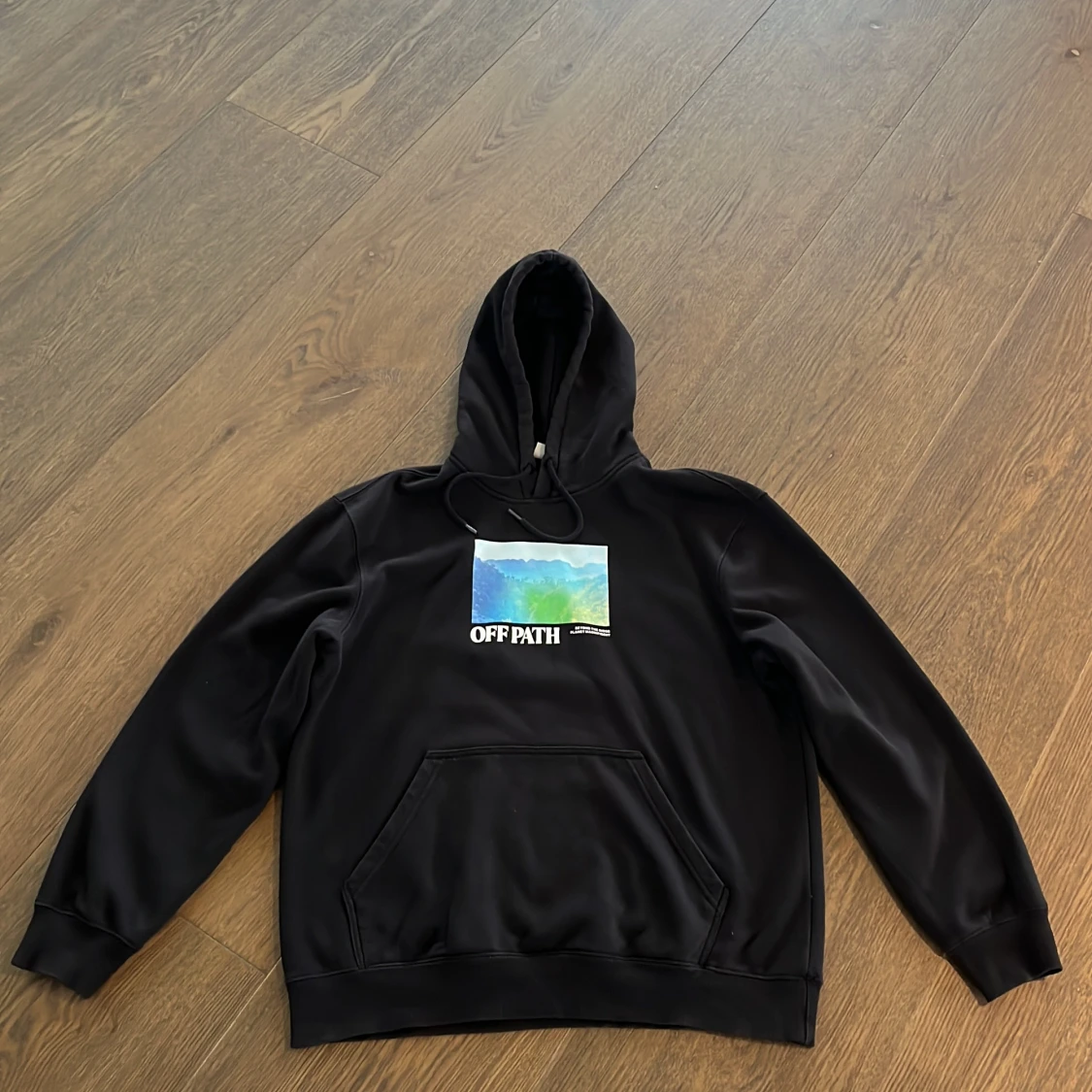 Svart Hoodie med grafiskt tryck