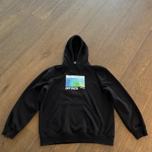 Svart Hoodie med grafiskt tryck - Säljer min svarta Hoodie med grafiskt tryck.  OBS Köpare står för frakt.