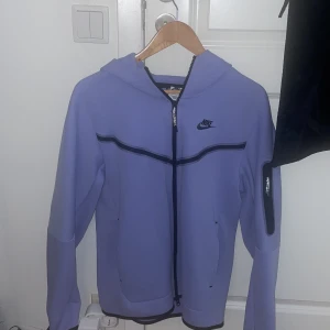 Nike tech lila - Tjena säljer nu min Nike tech i färg lila. använder inte längre. Storlek S, bra skick 9/10. Använd 3-4 gånger! Tar endast Swish och inte betalning via plick!