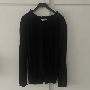 långärmad tröja - superfin tröja med små volanger🖤🖤