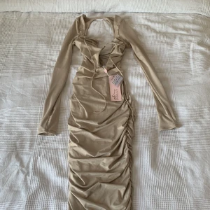 Polly dress  - Jag säljer min klänning från polly, en lång långärmad klänning, med bra passform fin färg med en öppen rygg. Aldrig använd prislappen sitter fortfarande kvar. I storlek S