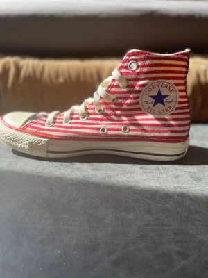 Converse  - De är knappt använda. Alla märken är intakta. Säljer dem på grund av att de är små. Storleken i varken för liten eller för stor, bra passform. Moderna och ett par vintage dojor.