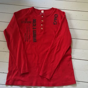 Dolce gabbana long sleve - dolce gabbana long sleve som jag köpte second hand men kom aldrig till användning