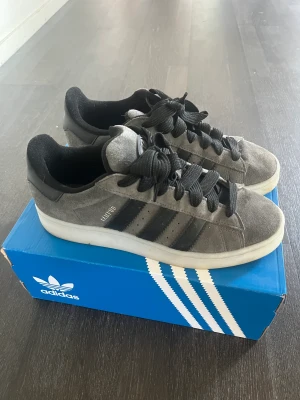 Adidas campus 00s - Hej, Säljer mina adidas campus i mycket bra skick!  Skokartong kvar med snören. Nypris 1199kr