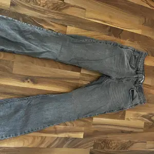 Säljer dessa gråa, högmidjade jeans från Gina som jag köpte i vintras men inte kommer till användning längre.  Pris kan diskuteras  