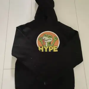 Säljer nu denna hoodie ifrån tomus merch hype, säljer för 200kr! Finns tecken på användning  