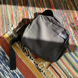 Diesel axelväska - En cool axelväska från Diesel i fint skick. Köpt på Plick men jag har aldrig använt den. För fler bilder eller mått kontakta mig :)