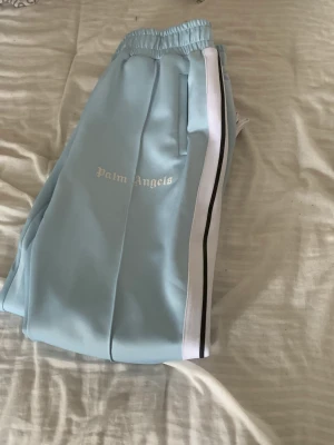 Palm angels byxor - Tja! Säljer mina palm angels byxor i den eftertraktade blå färgen. Någon fläck som inte syns. De är äkta, kvitto och påse följer med.