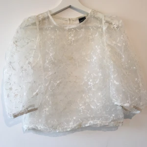 See through Topp - Jättecool topp perfekt till sommaren! Säljer en liknande i blå 