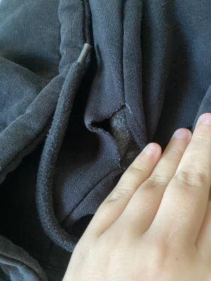 Svart tjocktröja - En svart tjocktröja i storlek S . Har ett hål i luvan men det syns inte när man har på sig den . Ganska bra sick men använd mycket.