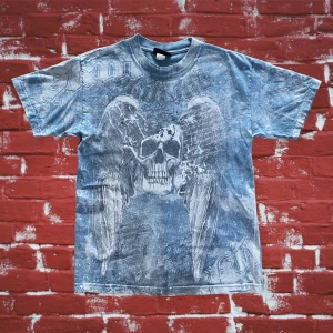 Vintage Skins T-shirt - En urball Skins tisha i blekblå färg, i fint skick. 100% bomull av bra kvalité. Inga fläckar, endast två mega små hål (2 mm) längre ned på sidan av ryggen. För fler bilder eller mått kontakta mig 🦦