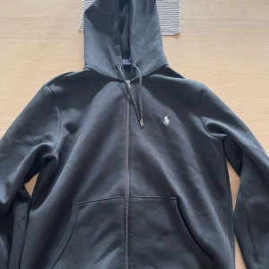 Ralph lauren zip - Helt ny Ralph lauren zip. Den var för stor därav säljer jag. Storlek small. 