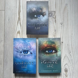 Shatter me serien - Hela grund- trilogin av Shatter me, i nyskick med hela ryggar. På Engelska. Jag säljer massa fler böcker, Samfrakta gärna 🫶🏼