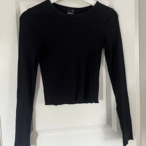 Svart långärmad Gina - Säljer min fina ribbade tröja från Gina Tricot! Den är i strlk xxs men passar också en S/M. Tröjan har inga tecken på användning och för fler bilder eller frågor, skriv privat!🥰