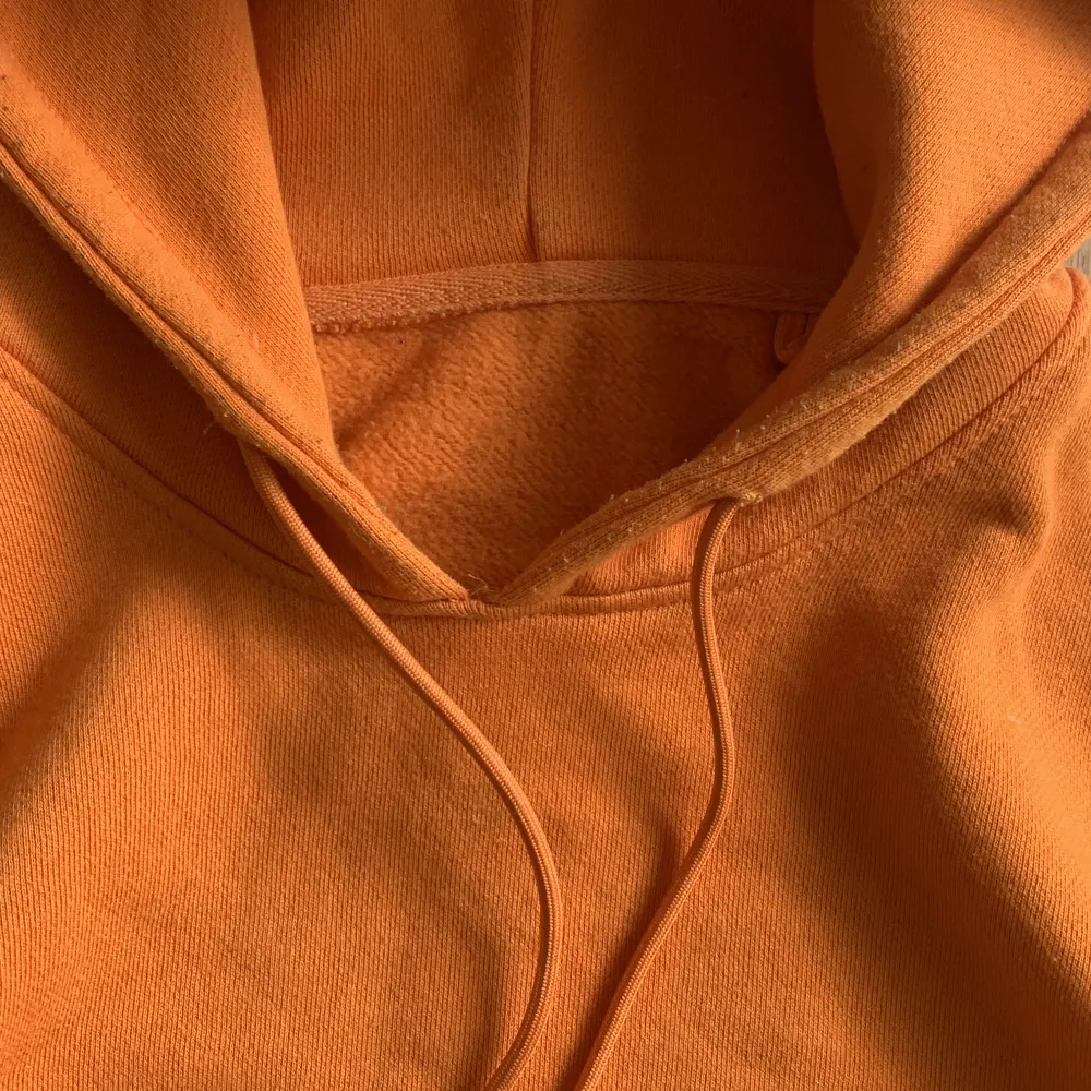 Nobrand hoodie som är för stor för mig, två små hål på insidan av mudden längst ned och skulle behöva en tvätt . Hoodies.