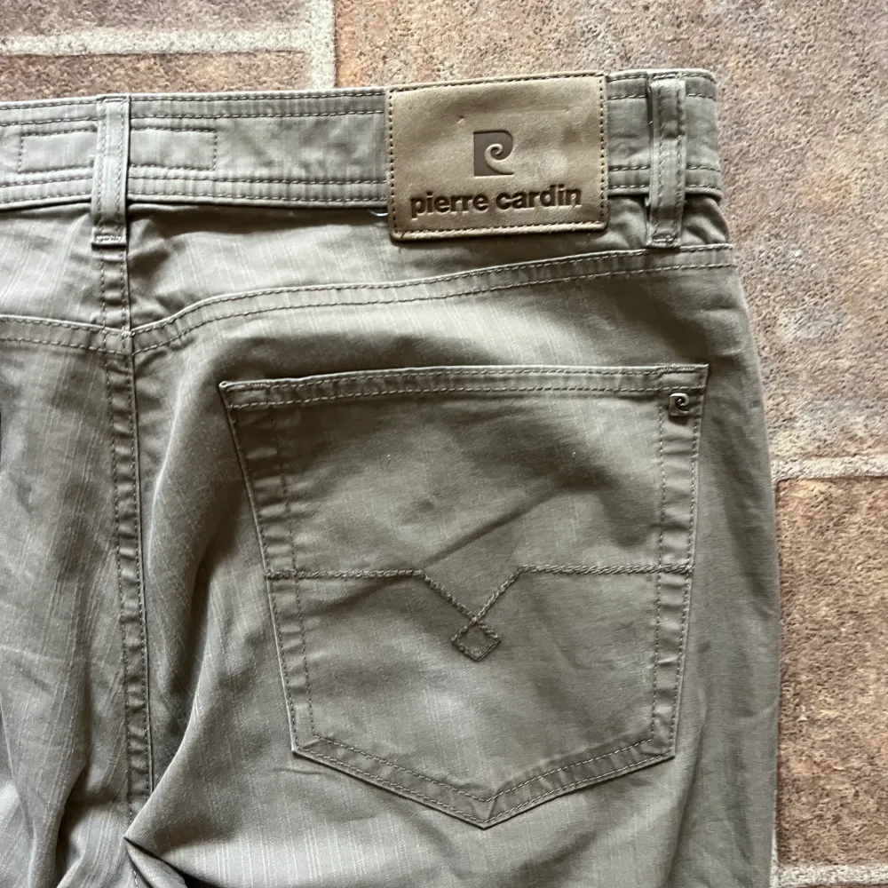Vintage byxor från pierre cardin. Fint skick och skygg färg. Passar storlek L. Jeans & Byxor.