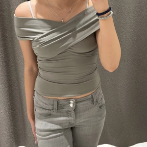 Grön topp från Gina tricot - Säljer denna superfina slutsålda topp från Gina tricot då den inte kommit till så mycket användning. Superskön topp i deras soft touch material. Toppen går att använda på många olika sett! Använd max 2-3 gånger, så toppen är i jättefint skick! 