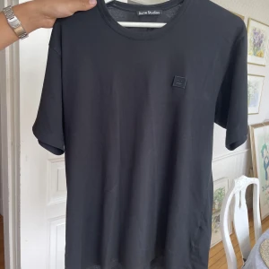 Acne T-shirt  - Säljer en mörkblå acne T-shirt i storlek S, den är bara använd ett fåtal gånger. Hör av er för fler bilder eller om ni har någon fråga.