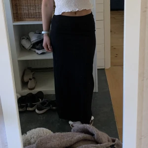 Low waist maxi kjol  - Lågmidjad maxikjol från Nelly. Andvänd ett fåtal gånger 