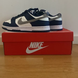 Säljer Nike dunk love midnight navy   - Jag blev hem skickad från kollo efter bara 5 daggar försöker betala tillbaks min mamma för dom pengarna hon lå på att jag skulle gå till kollo 