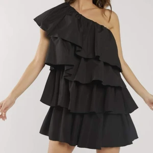 Volangklänning - Säljer min helt nya och oanvända volanggklänning i storlek S. Liknar den eftertraktade gula zara klänningen i designen. 💕💕ENDAST SERIÖSA BUD