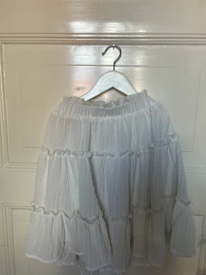 Vit fin Kjol - Jätte snygg kjol som jag köpte förra året men va tyvärr för stor. Har så himla snygga detaljer och är väldigt snygg i sommar💓