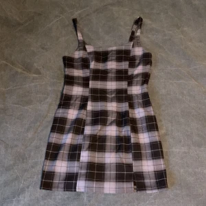 Klänning - Supersöt klänning från H&M som blivit köpt till mig men aldrig använd! Mjukt, lite stretchigt tyg och skön modell! 