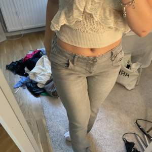 Säljer mina LTB jeans i modellen valerie i storlek 31/32, insydda och sitter som en 38.💕