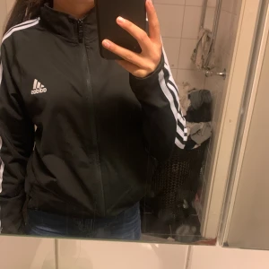 Adidas kofta.  - Säljer en fin Adidas kofta i svart 🖤och vit🤍. Är i perfekt🤩👌 form och är i storlek-L. ☺️☺️