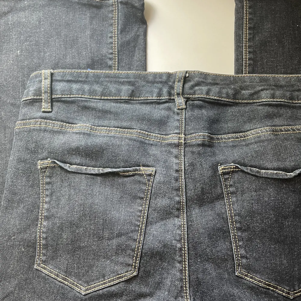 mörkare jeans som de står Cindy på, strl 44! Osäker på om byxorna är till för män eller kvinna men de funkar nog på båda! . Jeans & Byxor.