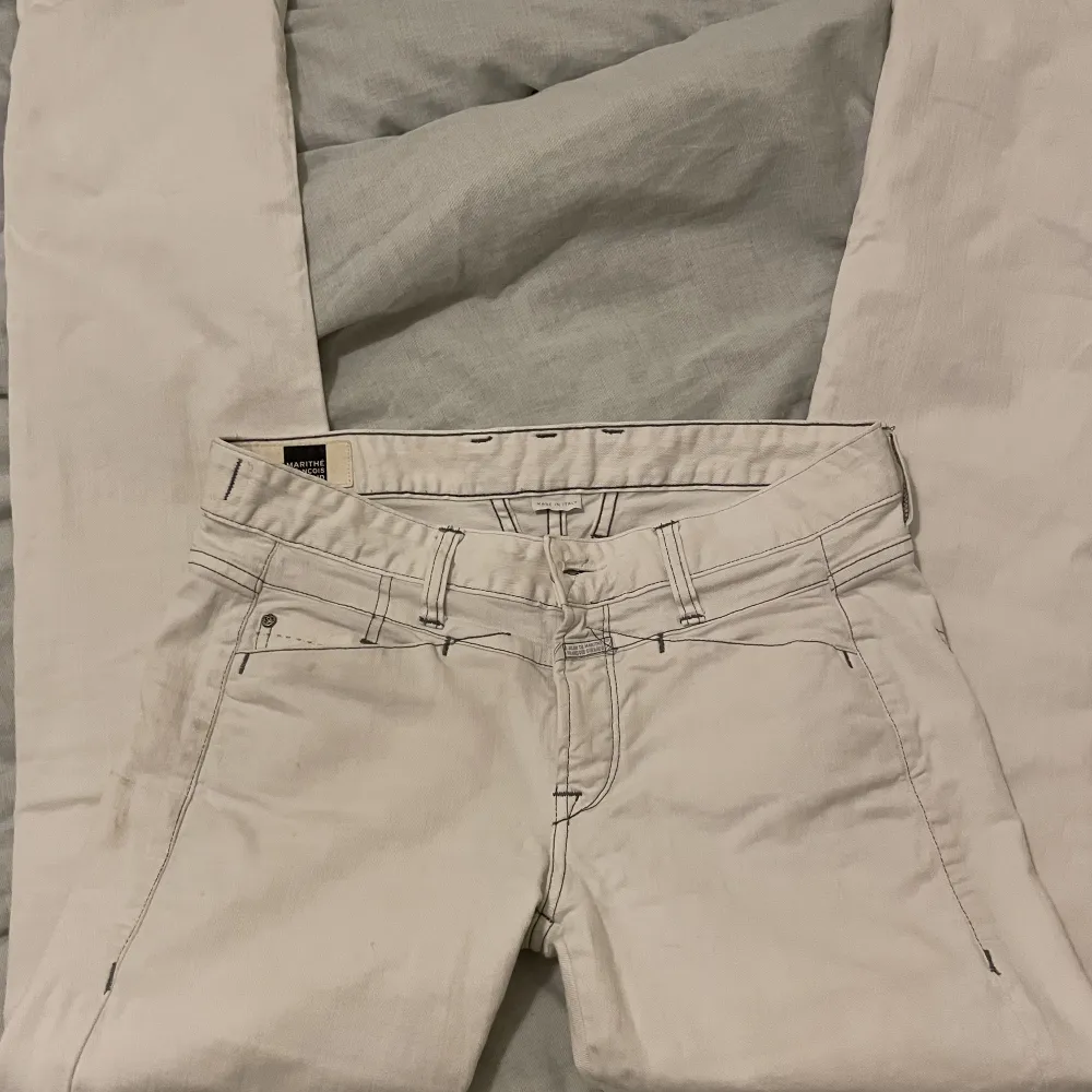  lågmidjade jeans i rak passform. Finns vissa defekter längst ner på byxorna. 💕. Jeans & Byxor.