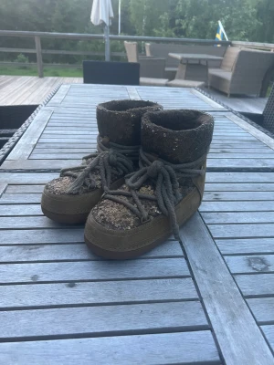 Inuikii boots  - Säljer nu dessa supercoola inuikii boots då jag vill köpa ett par andra! Köpa vintern 2021💕 Dom är använda och ena snöret är lite slitet men det är enkelt att byta🙌🏻 pris kan diskuteras, org pris:3000
