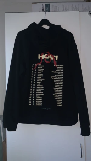 Hov1 hoodie - Storlek Xl men passar L använd 1 gång köpte den på cityfestivalen. Svår att få tag på om inte är på deras konsert. Säljs för 750