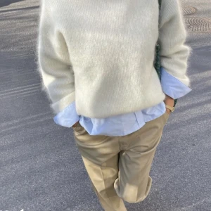 Dickies byxor - Säljer dessa beigea dickies byxor, i oversize passform. Sitter bra på mig som är en 38 i byxor. Nypris 749 kr. 