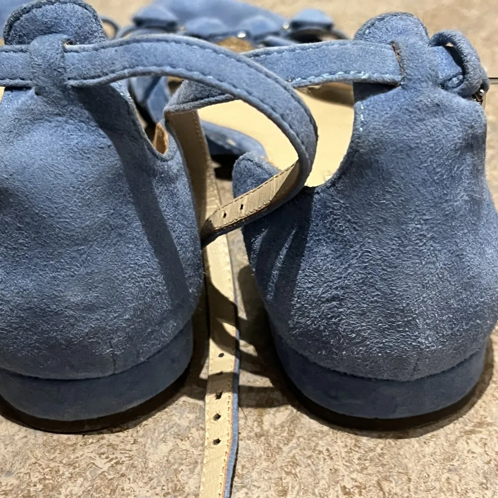 Blå sandaler från Massimo dutti använt sparsamt några få kvällar. Nypris ca700kr. Skor.
