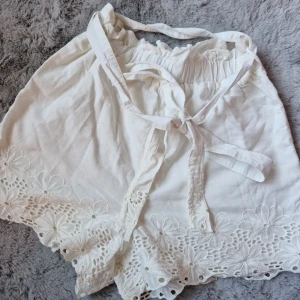 Shorts Bik Bok - Så fina sommarshorts från Bik Bok, bara använda enstaka gång! 3 för 2 på allt och gratis frakt vid köp för minst 250 kr, kontakta mig då!🌸 