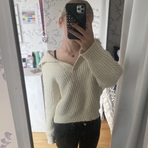 Stickad tröja - Säljer denna stickade tröja från Gina tricot i strl xs, skriv vid frågor💕